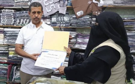 مؤسسة نساء ردفان تكرّم الأستاذ ياسين السيد تقديرًا لعطائه المتواصل في كسوة العيد