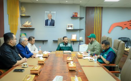 المحافظ عبدالرحمن شيخ يشدد على تكامل الجهود الإنسانية لضمان وصول الدعم لمستحقيه