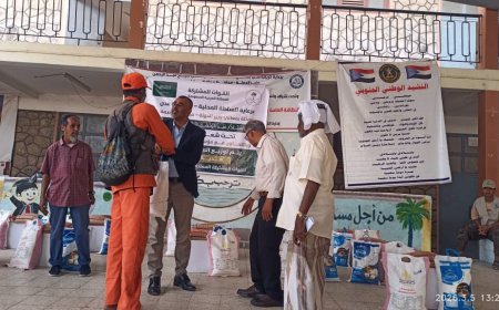 تدشين توزيع سلال غذائية لعمال صندوق النظافة تقديرا لجهودهم في الحفاظ على صحة البيئة بعدن 