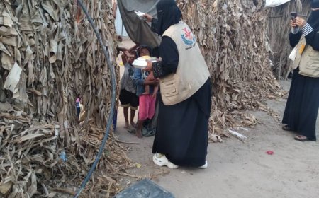 توزيع 130 وجبة إفطار صائم للمحتاجين والنازحين في خنفر بأبين