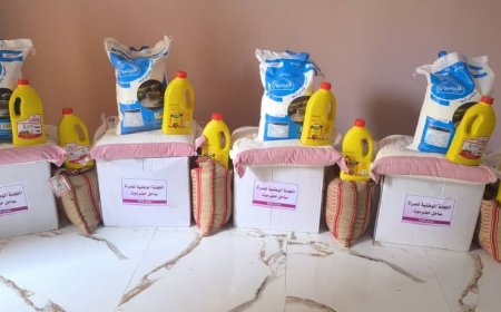 اللجنة الوطنية للمرأة بساحل حضرموت تدشن توزيع السلات الغذائية للموظفين والعاملين والأسر الفقيرة و المحتاجين و الأرامل بالمكلا
