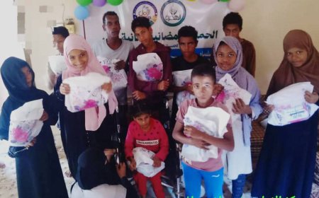 مركز الأمل يوزع كسوة العيد بدعم من مؤسسة الهجرة الخيرية في أبين