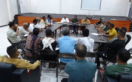 وكيل أول محافظة عدن يناقش مع إدارة صندوق النظافة تدشين حملة نظافة شاملة استعدادًا لعيد الفطر المبارك