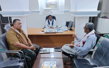 مدير عام مديرية تريم يلتقي مدير الوحدة التنفيذية لإدارة مخيمات النازحين بالوادي والصحراء