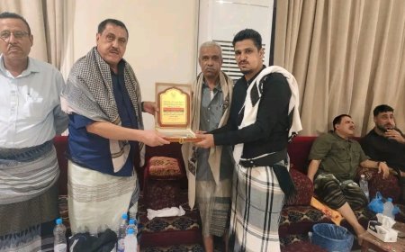 قيادات أمنية ومجتمعية تؤدي واجب العزاء في وفاة العميد وحيد عبدالوالي بعدن