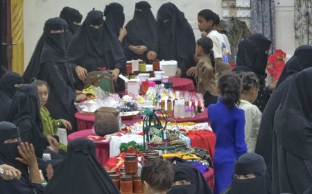 اتحاد نساء اليمن بلحج يقيم معرض المنتجات النسائية بمناسبة اليوم العالمي