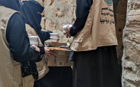 بدعم فاعل خير.. جمعية الخير النسوية بمودية توزع وجبات إفطار صائم وعشاء في عدد من مناطق المديرية