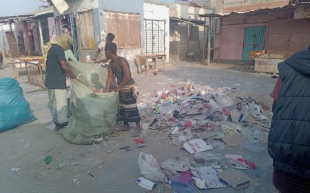 تدشين حملة نظافة لإزالة المخلفات أمام المحال التجارية بسوق النساء في أحور