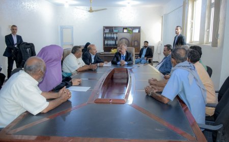 وزير النقل يتفقد سير العمل بالمؤسسة المحلية للنقل البري في عدن