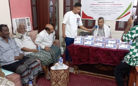 جمعية الصديق التنموية تدشن مشروع توزيع المساعدات النقدية "الصدقات و الزكوات" للأسر المحتاجة و الأيتام في أحياء منطقة فوة بالمكلا