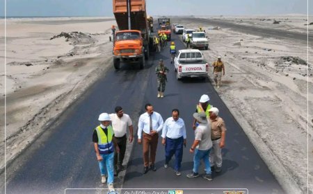 وزير الأشغال يتفقد أعمال سفلتة الخط الدولي (العلم – دوفس) بأبين ويؤكد تسريع مشاريع صيانة الطرق الحيوية