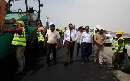 وزير الأشغال يطّلع على أعمال السفلتة في مشروع صيانة الخط الدولي (العلم – دوفس) بمحافظة أبين