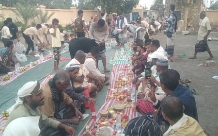 للسنة الرابعة على التوالي.. أبناء الكود بأبين ينظمون إفطار جماعي لأهالي المنطقة
