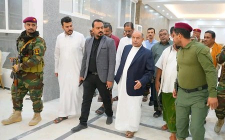 عضو مجلس القيادة الخنبشي يتفقد أعمال صيانة وترميم القصر الجمهوري بمدينة المكلا