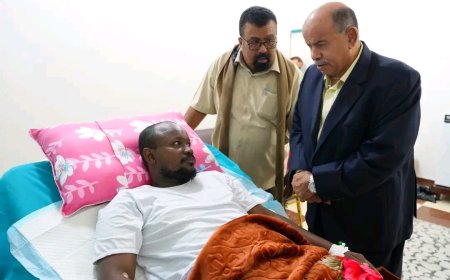 محافظ حضرموت يطمئن على صحة الشاب عوض باعشرة بعد نجاح عمليته الجراحية