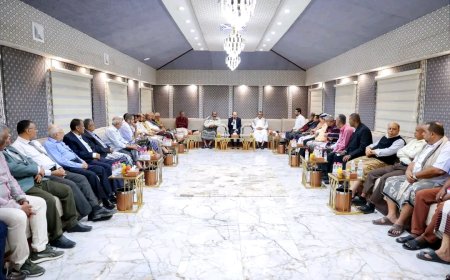 رئيس الوزراء يشدد على دور المنتديات الثقافية في عدن في إسناد مسار إصلاحات مؤسسات الدولة