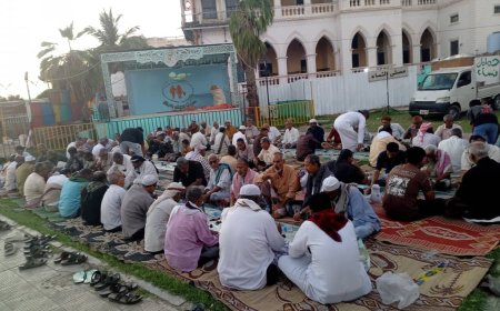 ​خريجو ثانوية المكلا (الدفعة الـ15) يحيون تقليدهم السنوي بمأدبة إفطار تجمع الأجيال بالوفاء