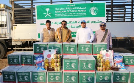 مركز الملك سلمان للإغاثة يدشن توزيع المساعدات الغذائية الطارئة بمحافظة سقطرى