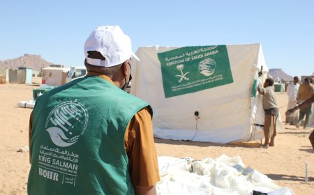 بدعم مركز الملك سلمان.. الفرقة أولى طوارئ تدشن توزيع خيام إيوائية وسلال غذائية لإغاثة متضرري حريق مخيمات العبر