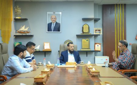 المحافظ عبد الرحمن شيخ يطلع على أوضاع بريد عدن ويوجه بتعزيز خدماته