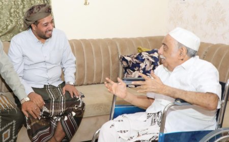 ​نائب رئيس مؤتمر حضرموت الجامع يزور الإذاعي المخضرم والفنان المسرحي كمال سالم الحامد