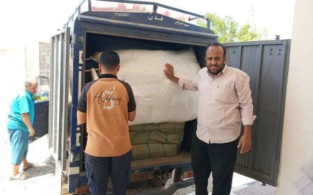 مدير المركز الصحي بقرية البيطرة يتسلم دفعة تجهيزات طبية ومخبرية حديثة مقدمة من منظمة "كير"