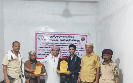 القائد محمود عادل يكرّم الفائز بالمركز الأول في المسابقة الإقليمية لحفظ القرآن الكريم بجيبوتي، بدر عبدالله الحوشبي