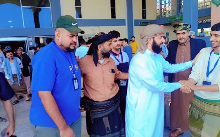 عاجل : محافظ أبين  الدكتور مختار الرباش يصل مطار عدن الدولي قادماً من الرياض.