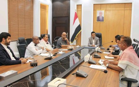 ناقش تعزيز المخزون الاستراتيجي ومتابعة الواردات ومراقبة الأسواق.. وكيل حضرموت الجيلاني يرأس الاجتماع الأول للجنة مراجعة وتقييم الوضع التمويني والخدمي بالمحافظة