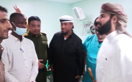 محافظ أبين يقدم تهنئة عيد الفطر للمرضى والكادر الطبي بمستشفى الرازي بجعار