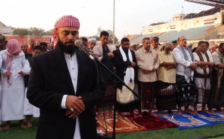 محافظ لحج يؤدي صلاة عيد الفطر مع جموع المصلين ويزور المرضى في مستشفى ابن خلدون