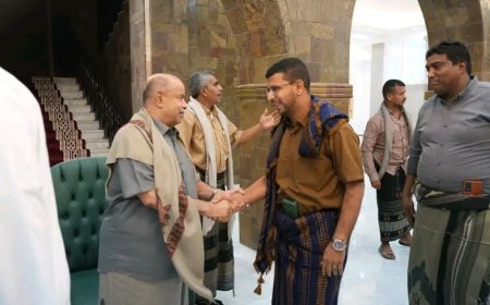 عضو مجلس القيادة الرئاسي محافظ حضرموت يؤدي صلاة العيد ويستقبل جموع المهنئين