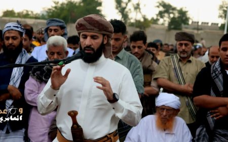 محافظ أبين يؤم المصلين في صلاة العيد ويخطب فيهم داعياً إلى التسامح وإصلاح ذات البين