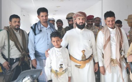 محافظ أبين يتفقد مشاريع التطوير في ساحة الشهداء ويشدد على الجودة والانضباط الزمني