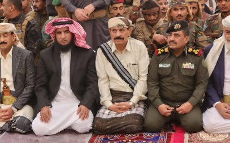 محافظ شبوة يؤدي صلاة عيد الفطر مع جموع المواطنين في مدينة عتق