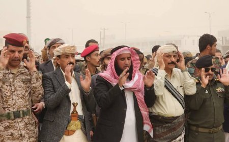 قائد قوات التحالف العربي بشبوة يؤدى صلاة عيد الفطر المبارك مع جموع المصلين بمدينة عتق