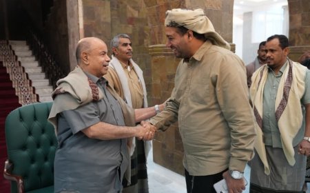 بحضور عضو مجلس القيادة الرئاسي محافظ حضرموت.. الشيخ العكبري يؤدي صلاة عيد الفطر المبارك في المكلا