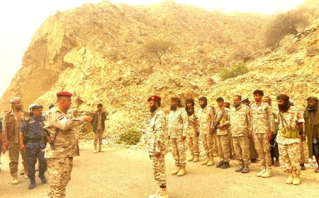 زيارة عيدية لقائد اللواء 115 وقائد النجدة اقليم عدن لمقاتلي جبهة الحلحل