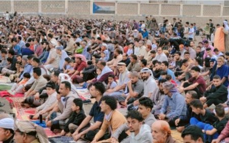 مدير عام حالمين يؤدي صلاة عيد الفطر المبارك مع المواطنين في ملعب الشهداء