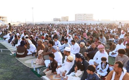 كلشات والجعفري يؤديان صلاة عيد الفطر بمدينة الغيضة ويؤكدان على تعزيز الأمن والاستقرار