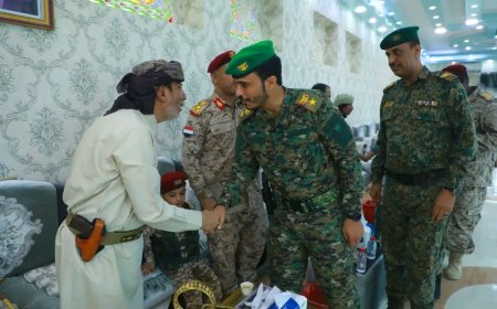 محافظ المهرة "بن ياسر" يستقبل جموع المهنئين بعيد الفطر في ديوان المجمع الحكومي