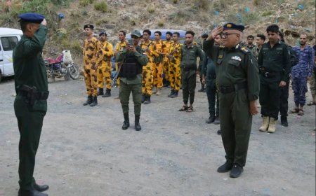 قيادة شرطة تعز تنفذ زيارات عيدية ميدانية لتعزيز الجاهزية وتكريم جهود منتسبي الأمن