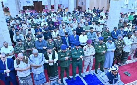وزير الدفاع يؤدي صلاة العيد مع عدد من الوزراء والمسؤولين في العاصمة عدن