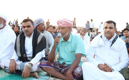 القائم بأعمال محافظ أرخبيل سقطرى يؤدي صلاة العيد ويطمئن على المرضى في المستشفى