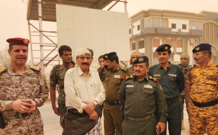 وكيل محافظة شبوة وقائد محور عتق ومدير عام الشرطة يقومان بزيارة عيدية للمرابطين في النقاط والمواقع الأمنية للحزام الأمني لمدينة عتق