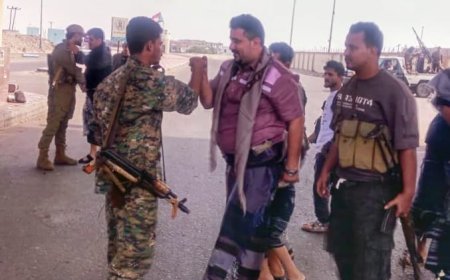 العميد ناجي اليهري يتفقد المنافذ البرية للعاصمة عدن ويهنئ الجنود بمناسبة عيد الفطر