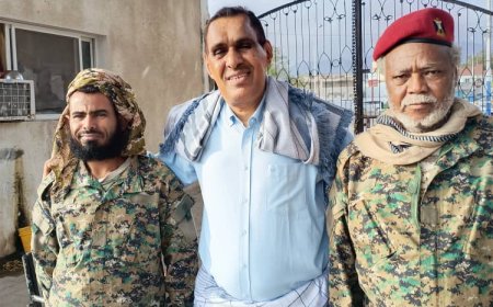 عميد كلية اللغات والترجمة بجامعة عدن يزور حراسة الكلية ويهنئهم بعيد الفطر المبارك