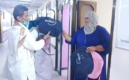 بمناسبة عيد الفطر المبارك.. مدير مستشفى الصداقة يوزع حقائب الأمومة لحديثي الولادة والأمهات