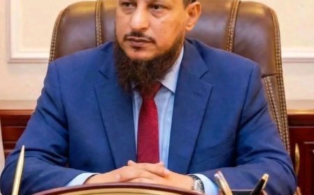 المحافظ عبدالرحمن شيخ يحث الفرق الميدانية على رفع وتيرة العمل لرفع المخلفات وتصريف المياه وإجراء عملية الرش الضبابي