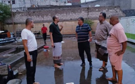 وكيل العاصمة عدن الشاذلي يدير عملية معالجة آثار الأمطار